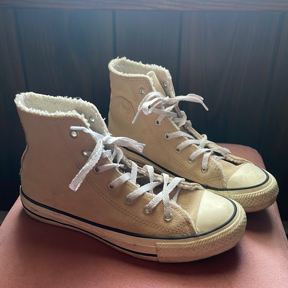 Lightly used converse in great shape!!! Women’s Size 6